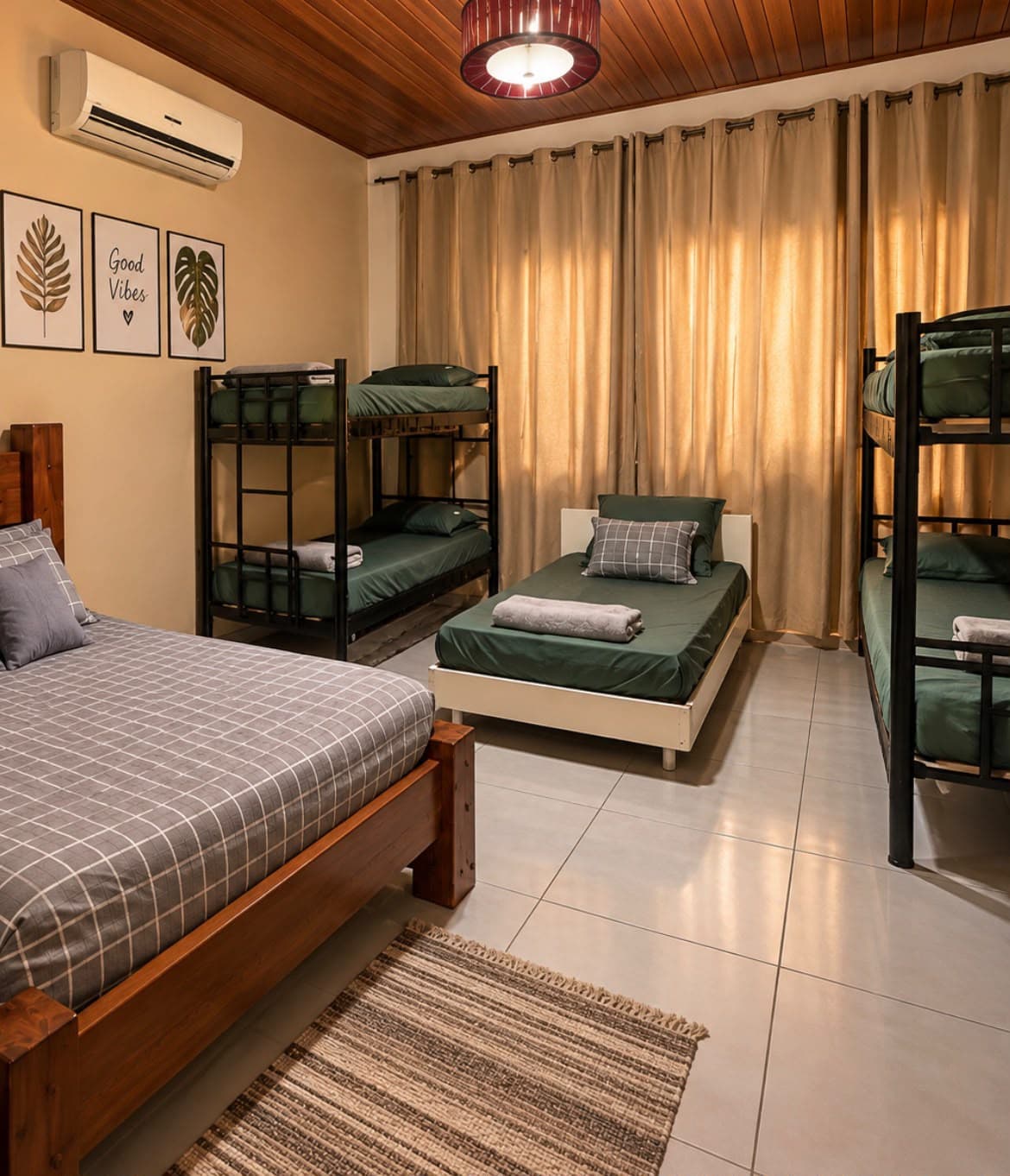 Quarto 5, com cama de casal e beliches