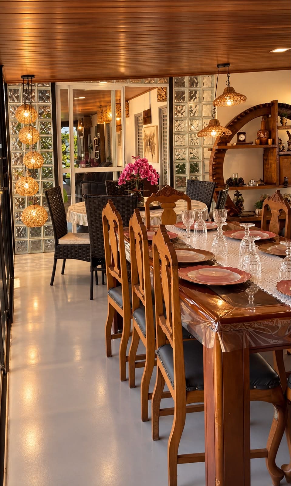 Mesa de jantar posta para o grupo
