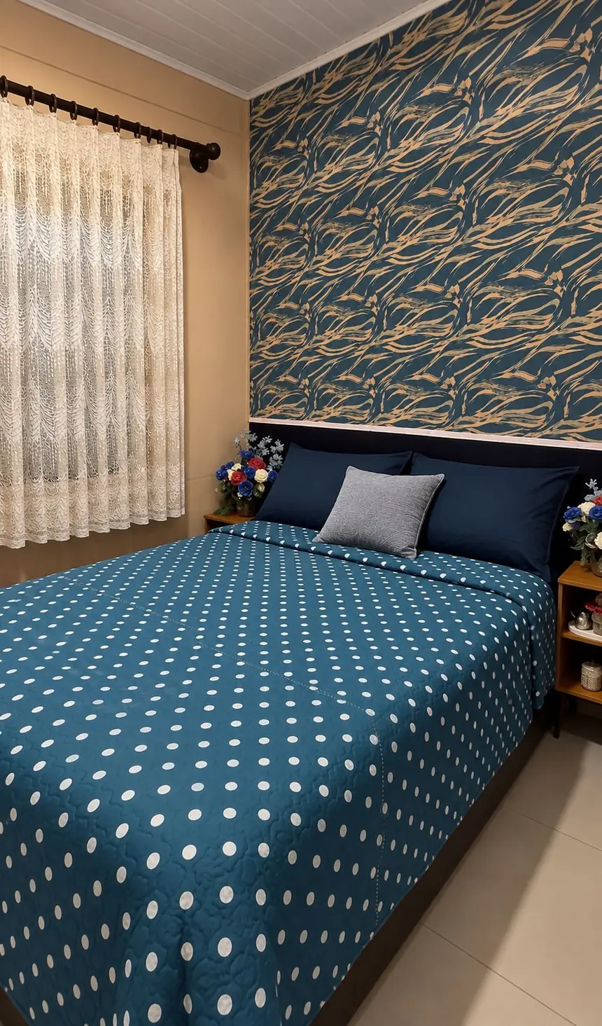 Quarto 1, com cama de casal, colcha azul de bolinhas e papel de parede azul e dourado
